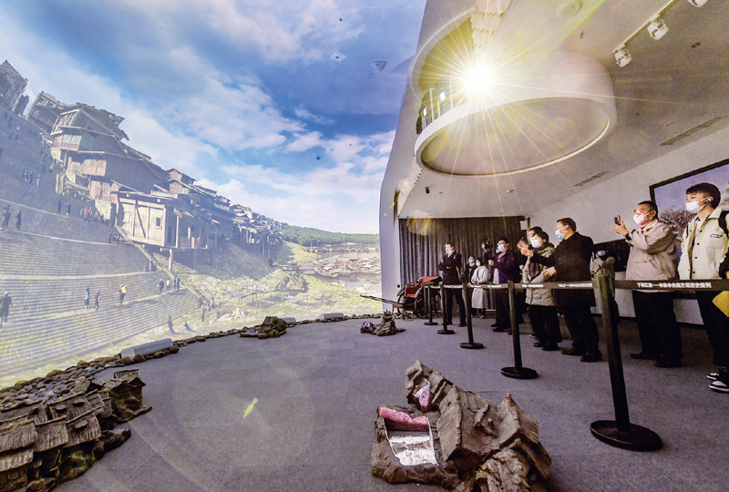 近年來，重慶紅巖革命紀(jì)念館以新技術(shù)把革命文物搬上屏幕和舞臺(tái)，創(chuàng)新革命文物展示，讓紅巖革命文物“活”起來。圖為在重慶紅巖革命紀(jì)念館“紅巖記憶”數(shù)字體驗(yàn)廳內(nèi)，觀眾們觀看以雙曲三維穹幕技術(shù)展示的場景。 新華社記者 李賀/攝